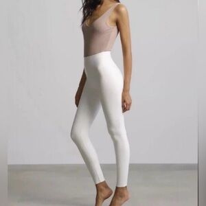 NWT Commando Faux Leather Legging White
Size Small 5 Pocket white Pants